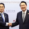 Tổng thống Hàn Quốc Yoon Suk-yeol gặp Thủ tướng Nhật Bản Fumio Kishida tại Phnom Penh, Campuchia ngày 13/11/2022. (Nguồn: Japan News) 