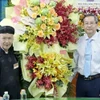 Phó Bí thư Thường trực Tỉnh ủy, Chủ tịch Hội đồng Nhân dân tỉnh An Giang Lê Văn Nưng (phải) tặng hoa chúc mứng Ban Trị sự Trung ương Giáo hội Phật giáo Hòa Hảo nhân kỷ niệm 84 năm Ngày Đức Huỳnh Giáo chủ khai sáng đạo Phật giáo Hòa Hảo. (Ảnh: Công Mạo/TTX