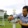 Nhân viên của Đài Khí tượng Thủy văn khu vực Bắc Trung Bộ duy tu, bảo dưỡng các trang thiết bị để đảm bảo thông tin về thời tiết thông suốt trong mùa mưa bão. (Ảnh: Thế Duyệt/TTXVN)