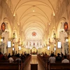 Bên trong thánh đường rộng, sơn màu vàng nhạt với các mái vòm cong, những cột đá thẳng tắp. (Ảnh: Hồng Đạt/TTXVN)