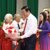 Bí thư Tỉnh ủy Vĩnh Long Bùi Văn Nghiêm trao Huy hiệu Đảng cho các đảng viên cao niên tuổi Đảng. (Ảnh: Lê Thúy Hằng/TTXVN) 