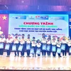 Đoàn Thanh niên TTXVN khu vực phía Nam trao 50 suất học bổng cho các em học sinh có hoàn cảnh khó khăn vươn lên trong học tập tại huyện Xuân Lộc, Đồng Nai. (Ảnh: Lê Xuân/TTXVN)