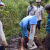 Cắm mốc giải phóng mặt bằng thực hiện dự án Vành đai 3 tại huyện Bình Chánh. (Ảnh: Tiến Lực/TTXVN) 