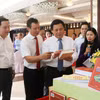 Ủy viên Bộ Chính trị, Giám đốc Học viện Chính trị Quốc gia Hồ Chí Minh Nguyễn Xuân Thắng tham quan sách trưng bày Lịch sử Đảng bộ các địa phương. (Ảnh: Mai Trang/TTXVN)