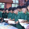 Học viên Học viện Biên phòng tìm hiểu về cuốn sách. (Ảnh: Văn Điệp/TTXVN)
