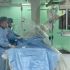 Các bác sỹ liên chuyên khoa tiến hành can thiệp cứu sống bệnh nhân. (Ảnh: TTXVN phát)
