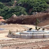 Chủ đầu tư dự án nghĩa trang Trường Đồng (thị trấn Lăng Cô, huyện Phú Lộc) đã triển khai san ủi mặt bằng, đang dần hoàn thiện thi công nhiều hạng mục trong giai đoạn 1 khu chưa đủ thủ tục pháp lý. (Ảnh: Đỗ Trưởng/TTXVN)