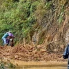 Mưa lớn làm sạt lở 15 điểm trên Quốc lộ 32 (đoạn qua địa phận xã Khau Phạ), trong đó có 6 điểm tắc đường, xe ôtô không qua lại được. (Ảnh: TTXVN phát)