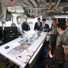 Tổng thống Hàn Quốc Yoon Suk Yeol (thứ 3, trái) thăm tàu sân bay USS Theodore Roosevelt trước thềm cuộc tập trận hải quân ba bên mang tên Freedom Edge. (Ảnh: Yonhap/TTXVN)