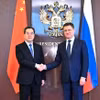 Phó Thủ tướng Trung Quốc Đinh Tiết Tường (trái) và Phó Thủ tướng Nga Alexander Novak đồng chủ trì cuộc họp lần thứ 21 của Ủy ban hợp tác năng lượng Nga-Trung Quốc ở Moskva. (Ảnh: THX/TTXVN)