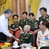 Chủ tịch nước Tô Lâm thăm hỏi các cựu chiến binh cao tuổi. (Ảnh: Nhan Sáng/TTXVN)