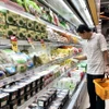 Người tiêu dùng Thành phố Hồ Chí Minh ưu tiên mua sắm thực phẩm thiết yếu hàng ngày. (Ảnh: Mỹ Phương/TTXVN)
