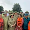 Bà Bùi Thị Minh Hoài, Bí thư Thành ủy Hà Nội (đứng giữa), trao đổi, động viên lực lượng xung kích phòng chống lũ tại huyện Quốc Oai. (Ảnh: Nguyễn Văn Cảnh/TTXVN)