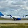 Một máy bay của hãng hàng không United Airlines tại sân bay Miami, bang Florida, Mỹ. (Ảnh: AFP/TTXVN)