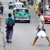 Người dân di chuyển trên đường phố tại La Habana, Cuba. (Ảnh: THX/TTXVN)