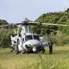 Một chiếc trực thăng quân sự của Mỹ hạ cánh khẩn cấp tại một cánh đồng trên đảo Tsuken, tỉnh Okinawa. (Nguồn: KYODO)