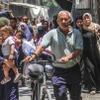 Người dân sơ tán khỏi khu vực phía Đông thành phố Gaza. (Ảnh: THX/TTXVN)