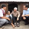 Tổng Bí thư Nguyễn Phú Trọng thăm gia đình thương binh Đinh Phi, hộ gia đình chính sách có hoàn cảnh đặc biệt khó khăn ở làng Tung Ke 2, xã Ayun, huyện Chư Sê, tỉnh Gia Lai, chiều 12/4/2017. (Ảnh: Trí Dũng/TTXVN)