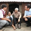 Tổng Bí thư Nguyễn Phú Trọng thăm gia đình thương binh Đinh Phi, hộ gia đình chính sách có hoàn cảnh đặc biệt khó khăn ở làng Tung Ke 2, xã Ayun, huyện Chư Sê, tỉnh Gia Lai, chiều 12/4/2017. (Ảnh: Trí Dũng/TTXVN)