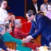 Thủ tướng Phạm Minh Chính với người có công với cách mạng tiêu biểu toàn quốc năm 2024. (Ảnh: Dương Giang/TTXVN)