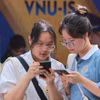 Thí sinh tìm hiểu thông tin về các chương trình, ngành học tại "Ngày xét tuyển đại học, cao đẳng năm 2024." (Ảnh: Hoàng Hiếu/TTXVN)