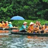 Du khách trong và ngoài nước tham quan khu du lịch Tràng An (Ninh Bình). (Ảnh: Minh Đức/TTXVN)