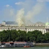 Khói bốc lên từ hiện trường vụ hỏa hoạn trung tâm nghệ thuật lịch sử Somerset House ở thủ đô London, Anh, ngày 17/8/2024. (Ảnh: Getty Images/TTXVN)