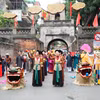 Đoàn rước lễ qua Ô Quan Chưởng. (Ảnh: Thanh Tùng/TTXVN)