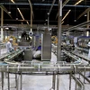 Dây chuyền sản xuất sữa tươi Vinamilk từ trang trại xanh, thân thiện với môi trường. (Ảnh: Hồng Đạt/TTXVN)