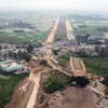 Thi công tuyến đường Vành đai 4-Vùng Thủ đô, đoạn giao với Quốc lộ 6, thuộc địa phận phường Yên Nghĩa, quận Hà Đông (Hà Nội). (Ảnh: Huy Hùng/TTXVN)