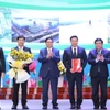 Thủ tướng Phạm Minh Chính trao Quyết định phê duyệt Quy hoạch tỉnh Tây Ninh cho lãnh đạo tỉnh. (Ảnh: Dương Giang/TTXVN)