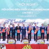 Thủ tướng Phạm Minh Chính trao Quyết định phê duyệt Quy hoạch vùng Đông Nam Bộ cho lãnh đạo các tỉnh, thành phố. (Ảnh: Dương Giang/TTXVN)