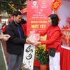 Khoảng 600 người dân đổi phiếu để nhận hàng miễn phí tại các gian hàng ở Chợ Tết nhân ái Hà Nội, mỗi phiếu trị giá 850.000đ/phiếu. (Ảnh: Thanh Tùng/TTXVN)