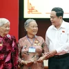 Chủ tịch Quốc hội Trần Thanh Mẫn thăm hỏi, tặng quà cho Mẹ Việt Nam Anh hùng, gia đình chính sách, người có công với cách mạng. (Ảnh: Thống Nhất/TTXVN)