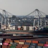 Tàu hàng tại Cảng Long Beach, California, Mỹ. (Ảnh: AFP/TTXVN)