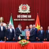 Đại tướng Tô Lâm và Chuẩn tướng Ahmad Reza Radan ký kết Bản ghi nhớ hợp tác giữa Bộ Công an Việt Nam và Bộ Tư lệnh Thực thi pháp luật Iran. (Ảnh: Phạm Kiên/TTXVN)
