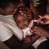 Nhân viên y tế tiêm vaccine ngừa bệnh sốt rét cho trẻ em tại Gisambai, Kenya. (Ảnh: AFP/TTXVN) 