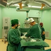 Êkíp bác sỹ mổ cấp cứu cho bệnh nhân Đ.T.C.T, 38 tuổi, trú tại thành phố Vũng Tàu bị vỡ tử cung trong quá trình chuyển dạ. (Ảnh: TTXVN phát)