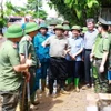 Thủ tướng kiểm tra công tác khắc phục hậu quả mưa lũ tại thành phố Yên Bái. (Ảnh: Dương Giang/TTXVN)