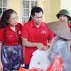Lãnh đạo Hội Chữ thập đỏ tỉnh Lạng Sơn trao quà cho người dân bị ảnh hưởng do bão số 3 tại xã Hùng Sơn, huyện Tràng Định. (Ảnh: Anh Tuấn/TTXVN)