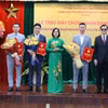 Ủy ban Nhân dân tỉnh Đồng Nai trao giấy chứng nhận đăng ký đầu tư cho các doanh nghiệp. (Ảnh: Công Phong/TTXVN)
