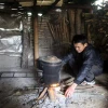 Anh Hà Văn Mùi, thôn Bồng, xã Lũng Niêm, huyện Bá Thước, tỉnh Thanh Hóa lên khu tái định cư mới năm 2014 nhưng hiện vẫn chưa nhận được tiền hỗ trợ tái định cư. (Ảnh: Nguyễn Nam/TTXVN)