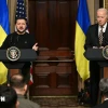Tổng thống Mỹ Joe Biden (phải) và Tổng thống Ukraine Volodymyr Zelensky trong cuộc gặp tại Nhà Trắng, Washington DC., ngày 12/12/2023. (Ảnh: AFP/TTXVN)