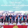 Thủ tướng Phạm Minh Chính trao Quyết định phê duyệt Quy hoạch vùng Đông Nam Bộ cho lãnh đạo các tỉnh, thành phố. (Ảnh: Dương Giang/TTXVN)