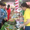 Người dân trải nghiệm các gian hàng ẩm thực. (Ảnh: Thanh Hòa/TTXVN)