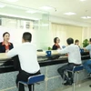 Hoạt động giao dịch tại Sacombank. (Ảnh: PV/Vietnam+)