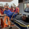 Thuyền viên Hoàng Minh Nhơn được chuyển lên ôtô cấp cứu để đưa vào bệnh viện điều trị tại Đà Nẵng. (Ảnh: TTXVN phát)