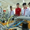 Giới thiệu mô hình tự động hóa cho sinh viên Lớp Điện tử Công nghiệp K13 của Trường Cao đẳng nghề Công nghệ cao Hà Nội. (Ảnh: Hoàng Hiếu/ TTXVN)