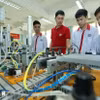 Giới thiệu mô hình tự động hóa cho sinh viên Lớp Điện tử Công nghiệp K13 của Trường Cao đẳng nghề Công nghệ cao Hà Nội. (Ảnh: Hoàng Hiếu/ TTXVN)