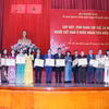 Trao tặng Bằng khen của Ủy ban Trung ương Mặt trận Tổ quốc Việt Nam cho các cá nhân kiều bào tiêu biểu. (Ảnh: Xuân Khu/TTXVN)